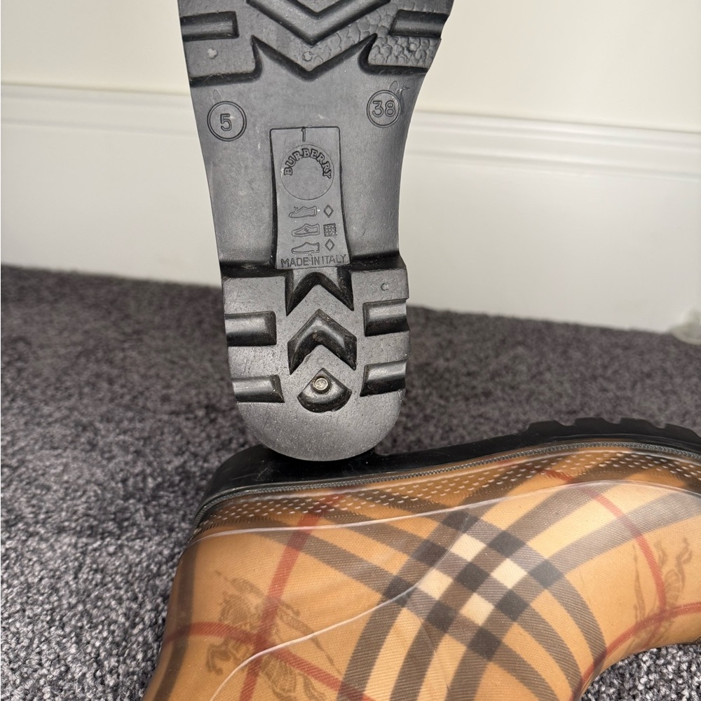 Burberry rain boots, worn twice. These are in great condition, size 38 (7.5) - Picture 4 of 5